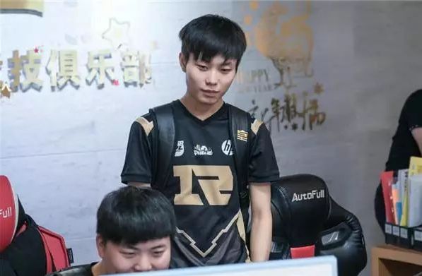 系有许多契